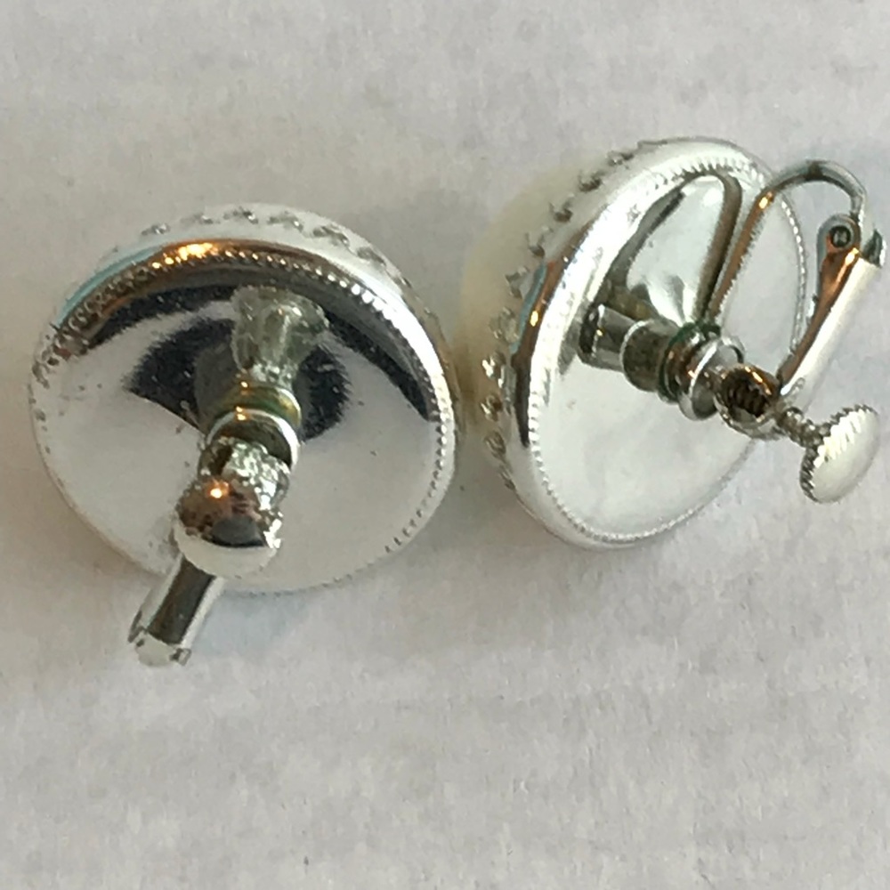 Vintage Large Pearl Screwback Earrings - Picture 4 of 5